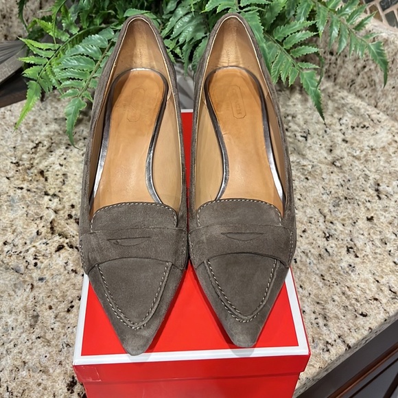 Coach Winnie Feathered Grey Suede Pointed Toe Kitten Heels - Picture 2 of 16